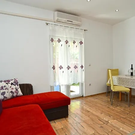 Cozy With Shared Pool Valbandon