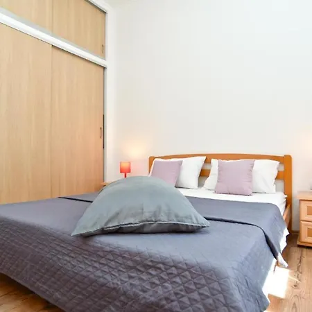 Cozy With Shared Pool Apartment Valbandon