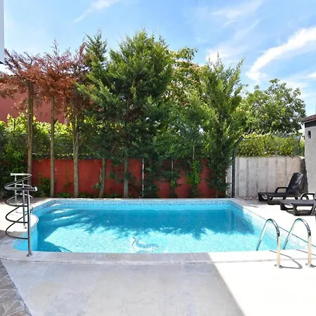 Cozy With Shared Pool Apartment