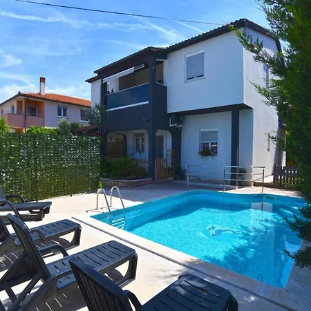 Cozy With Shared Pool Apartment