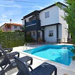 Cozy With Shared Pool Valbandon