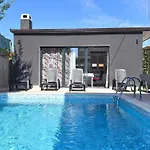 Apartmán Cozy With Shared Pool Valbandon