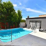 Cozy With Shared Pool *