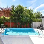 Cozy With Shared Pool Apartmán