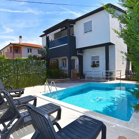 Cozy With Shared Pool Valbandon