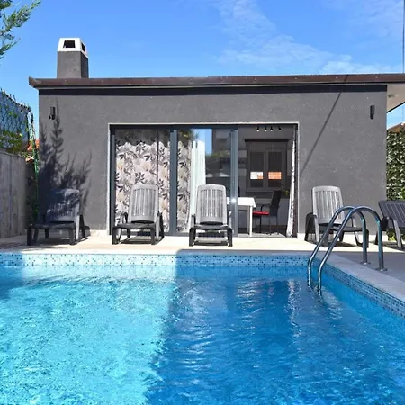 דירה Cozy With Shared Pool Valbandon