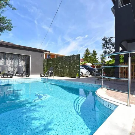 דירה Cozy With Shared Pool Valbandon