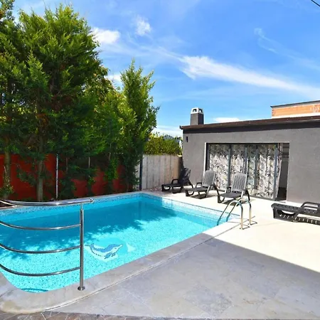 Cozy With Shared Pool *