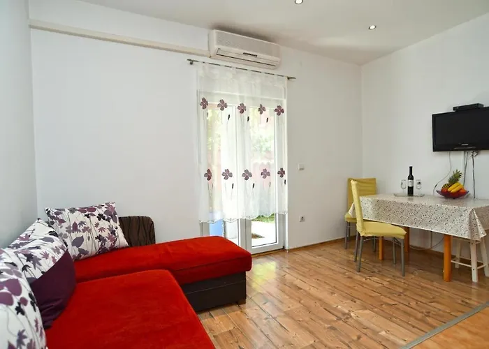 Cozy With Shared Pool Valbandon